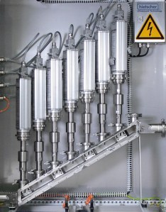 Rangkaian seri ultrasonik-horn untuk proses skala industri (gambar diambil dari http://www.hielscher.com/ultrasonics/index.htm)
